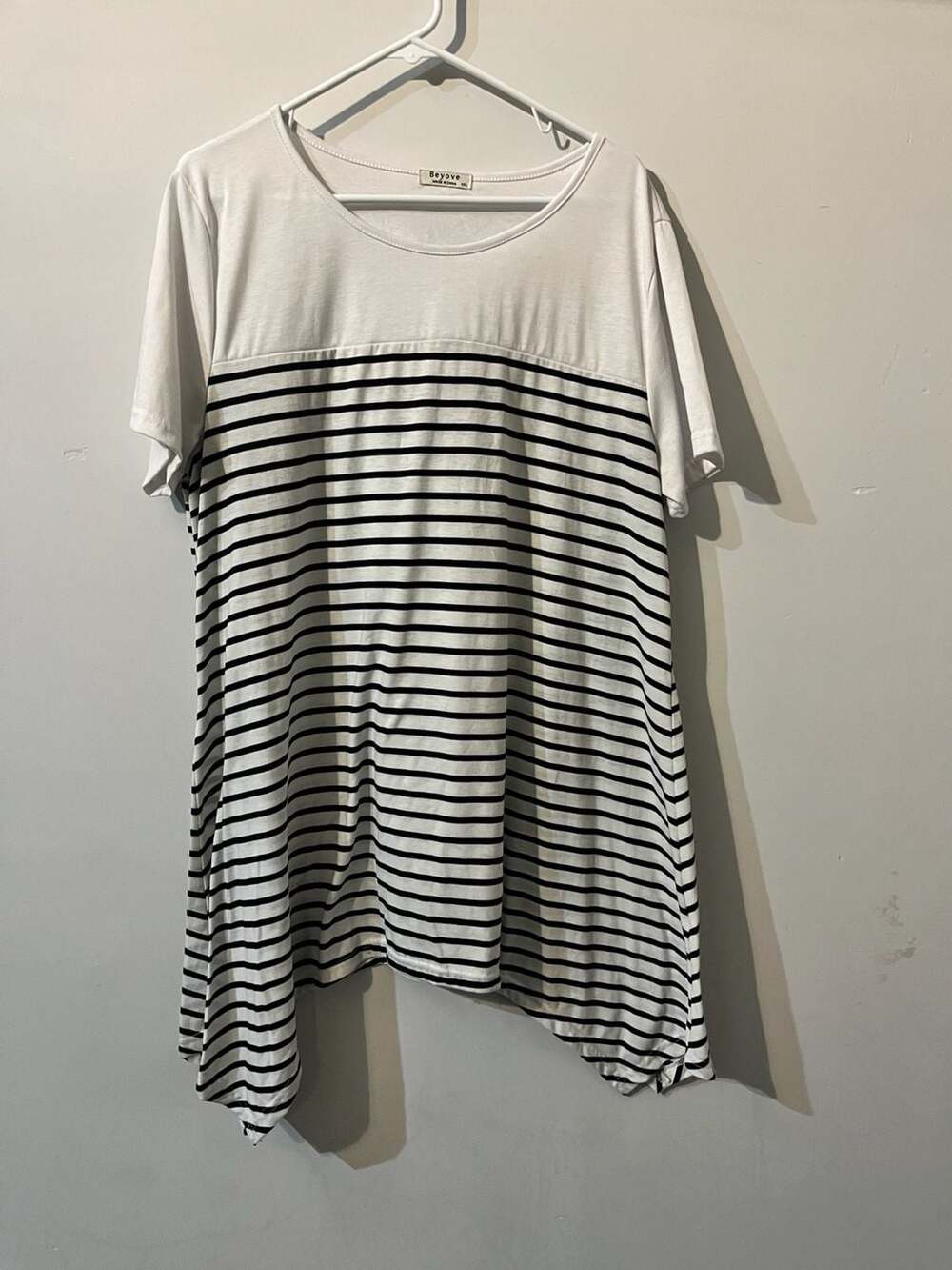 009-0086 Beyove Women's Black and White Striped Asymmetric Hem Size XXL